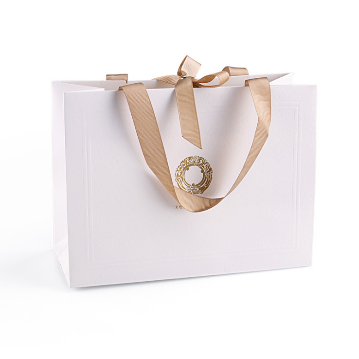 Sacchetto di carta per imballaggio di spedizione in cartone bianco con manico in nastro di lusso personalizzato
